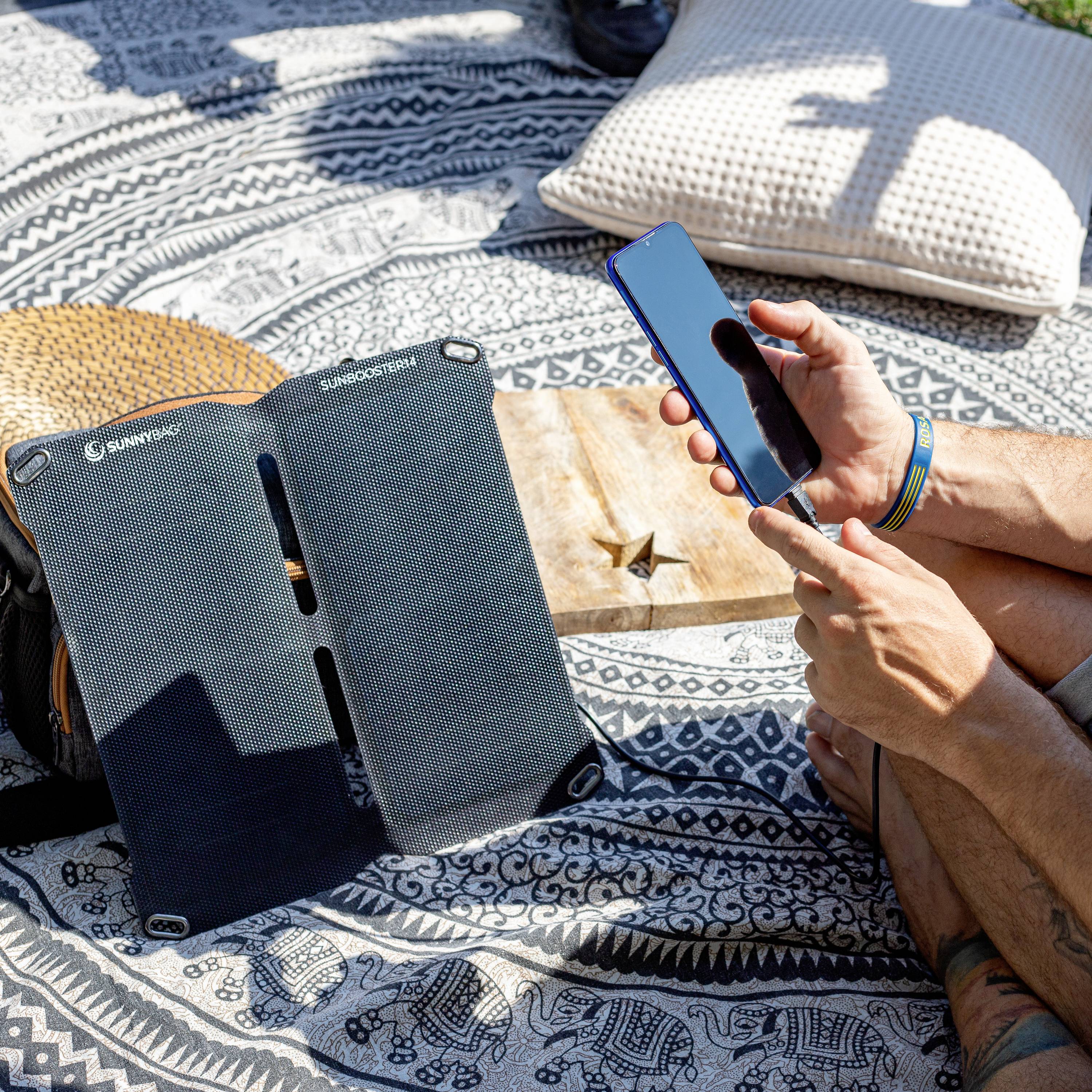 SunnyBag Sunbooster 14 145A_01 Solar-Ladegerät Ladestrom Solarzelle 2000mA 14W