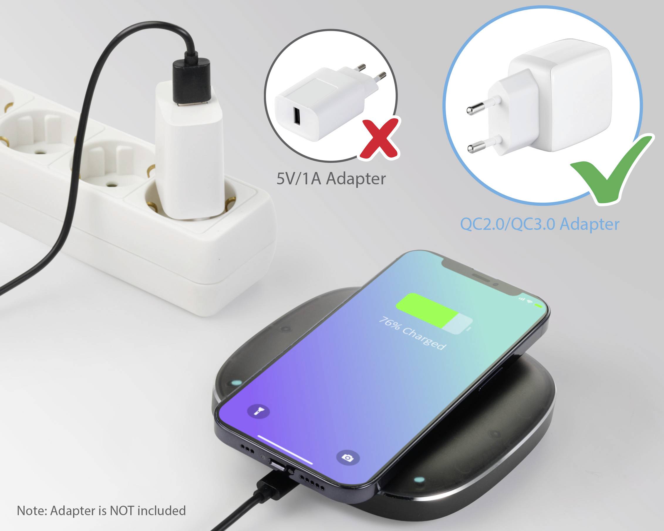Ein Smartphone wird kabellos aufgeladen. Ein Adapter ist in eine Steckdose eingesteckt. Rechts ein Haken bei 'QC2.0/QC3.0 Adapter'.
