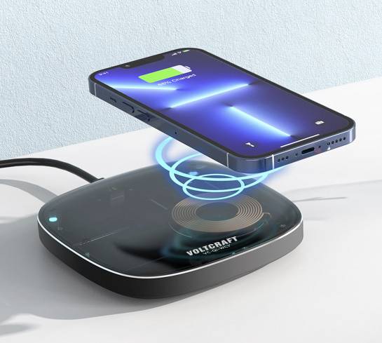 Ein Smartphone lädt kabellos auf einem Ladegerät auf. Ein blaues Licht zeigt den Ladeprozess an. Das Handy-Display zeigt an: '75% geladen'.