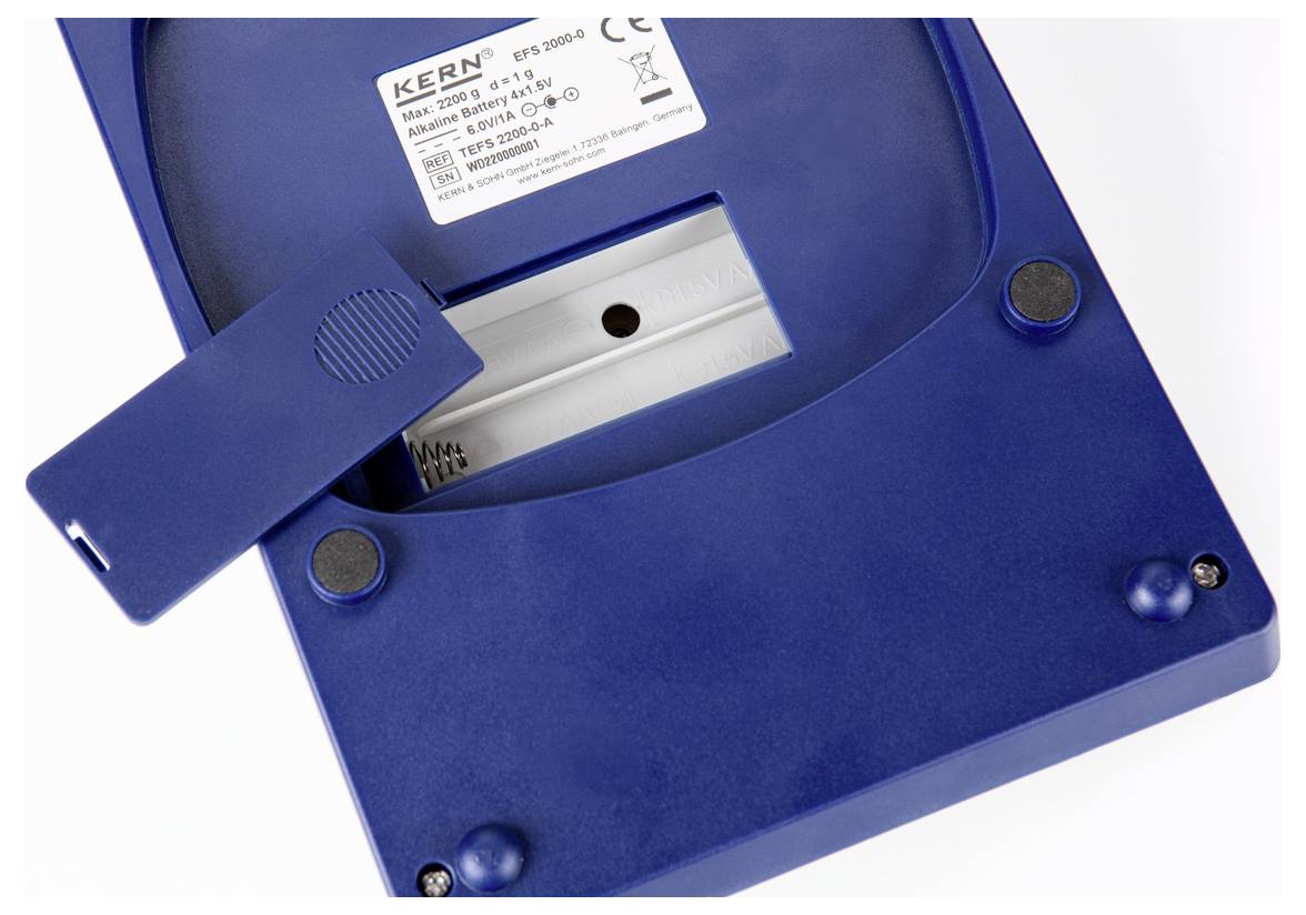 Elektronische Waageunterseite mit geöffnetem Batterie- und Kalibrierfach, Herstellerangaben 'KERN'.