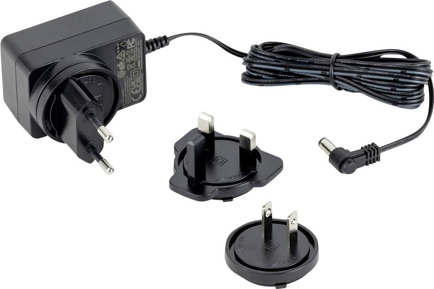 Ein schwarzes Netzteil mit europäischem Steckeradapter und zwei zusätzlichen internationalen Steckaufsätzen.