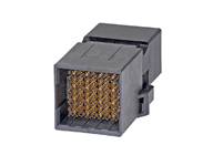 Ein rechtwinkliger Steckverbinder mit vielen kleinen, goldfarbenen Pins. Geeignet für elektronische Verbindungen in Geräten.