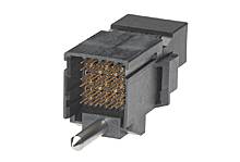 Schwarzer elektronischer Steckverbinder mit vielen Pins, vor weißem Hintergrund. Geeignet für technische Anwendungen und Verkabelung.