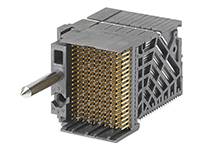 Ein rechteckiger elektronischer Steckverbinder mit vielen goldenen Kontaktstiften und einem Metallstift, der seitlich herausragt.
