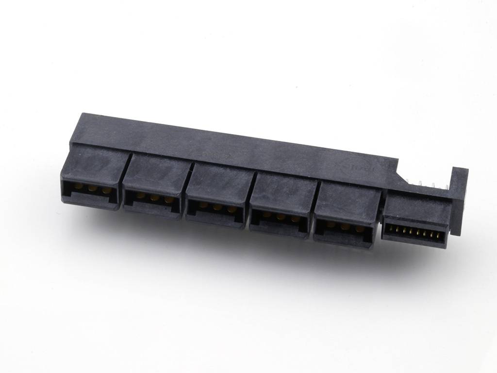 Schwarzer SATA-Stromadapter mit fünf Stromanschlüssen und einem breiten Stecker auf der rechten Seite.