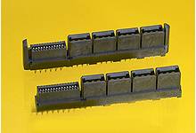 Zwei identische elektronische Steckverbinder auf gelbem Hintergrund, die für die Verbindung von Leiterplatten in elektronischen Geräten verwendet werden.