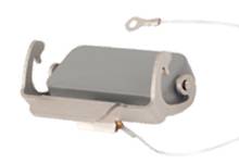 Ein kleines mechanisches Gerät mit metallischem Haken und Draht, vermutlich ein Motorspannungshalter oder ein ähnliches Bauteil.