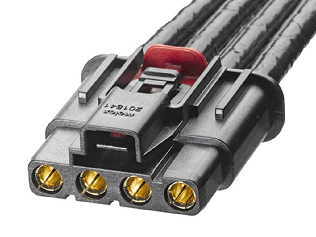Ein schwarzer Stecker mit vier goldenen Kontakten und einem roten Verriegelungsmechanismus, geeignet für elektrische Verbindungen.