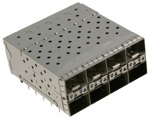 Schwarzer und silberner elektronischer Stecker mit mehreren Metallstiften, die in zwei Reihen angeordnet sind, wird für Leiterplattenverbindungen verwendet.