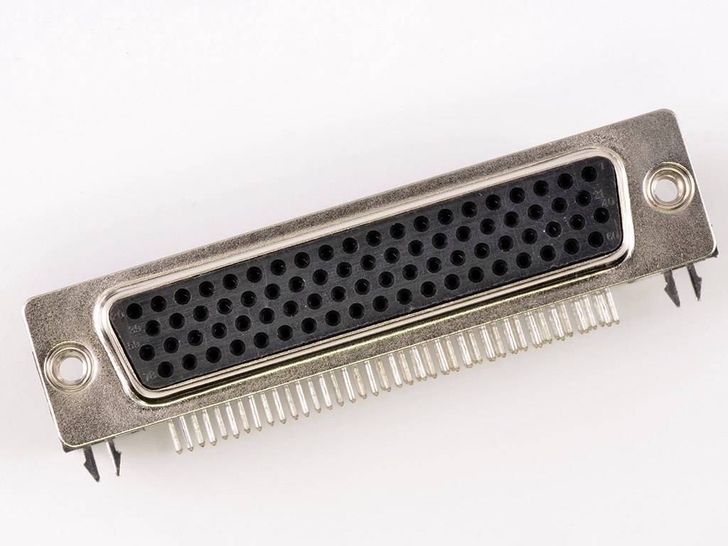 Ein metallener Steckverbinder mit vielen runden Pins. Geeignet für elektronische Geräteverkabelung. Rechteckige Form mit zwei Befestigungslöchern.