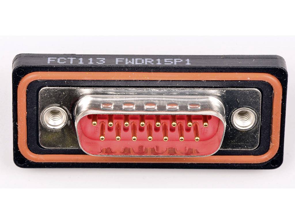 Ein 15-poliger D-Sub-Stecker mit roter Kunststofffüllung, Metallrahmen und Schraubbefestigungen zur elektrischen Verbindung.