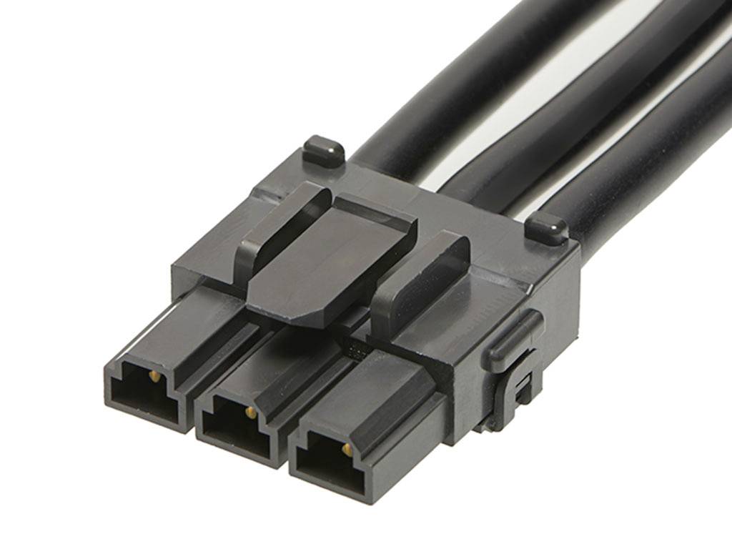 Ein schwarzer, dreipoliger Stecker mit Kabeln, zum Anschließen von elektronischen Geräten oder Komponenten.