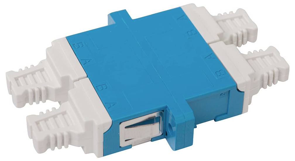 Ein blauer und weißer Lichtwellenleiter-Adapter mit vier Anschlussanschlüssen ist abgebildet. Er wird verwendet, um Lichtwellenleiterkabel in Netzwerk-Setups zu verbinden.