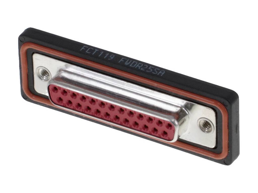 Ein rechteckiger elektrischer Stecker mit mehreren Metallstiften und roten Details, umgeben von einem schwarzen Gehäuse.
