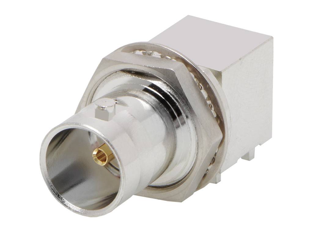 Metallischer Koaxialstecker in Nahaufnahme, zeigt den sechseckigen Anschluss und die glatte, zylindrische Vorderseite.