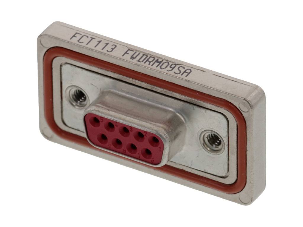 Ein rechteckiger Steckverbinder mit neun rot umrandeten Metallstiften und einer Metallplatte. Aufschrift: 'FCT113 FWD INDR AMOSA'.