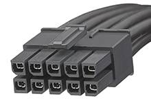 Schwarzer Stromstecker mit zwölf quadratischen Anschlüssen und Kabelbündel, für Computer-Hardware-Verbindungen.