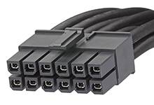 'PCIe 5.0 12VHPWR-Stecker': Ein schwarzer 12-poliger Stromstecker für Grafikkarten, verbunden mit mehreren schwarzen Kabeln.