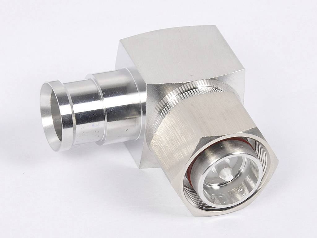 Ein silberner Metallstecker mit Winkelverbindung und gerändelter Oberfläche, geeignet zur Verbindung von Kabeln in technischen Anwendungen.