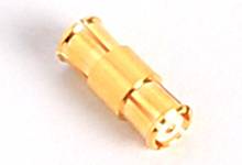 Ein kleiner goldfarbener Metallverbinder auf weißem Hintergrund, möglicherweise ein Koaxialkupplungsadapter.