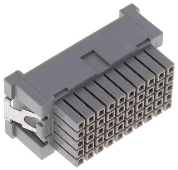 Ein grauer Elektroverbinder mit mehreren rechteckigen Stiften und einer Metallverriegelung zur Sicherung von Verbindungen.