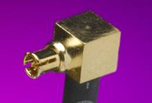 Ein goldener Steckverbinder mit rechteckigem Gehäuse auf lila Hintergrund. Verwendet zur Übertragung elektrischer Signale.