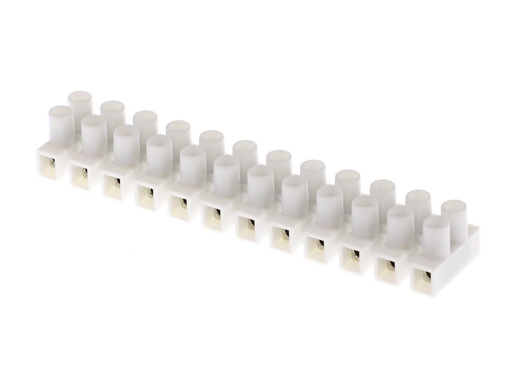 Eine weiße Lüsterklemme mit mehreren Anschlüssen in einer Reihe, geeignet zur Befestigung elektrischer Kabel für sichere Verbindungen.