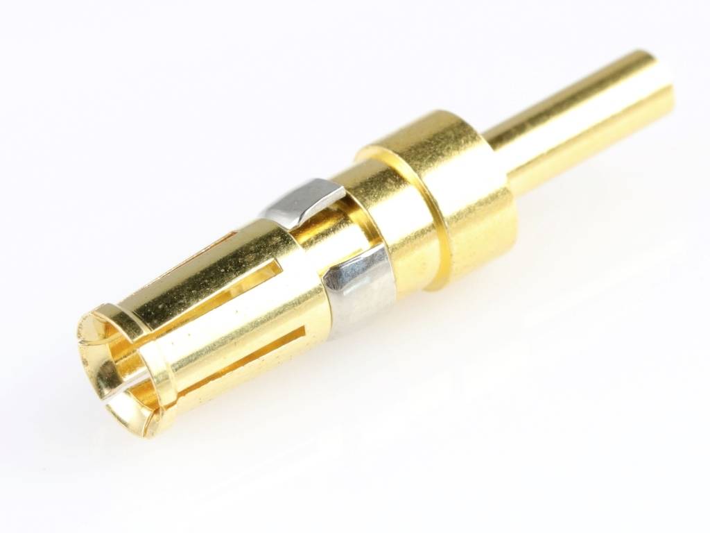Ein goldener Stecker auf weißem Hintergrund, häufig in elektronischen Anwendungen zum Verbinden von Leitungen verwendet.