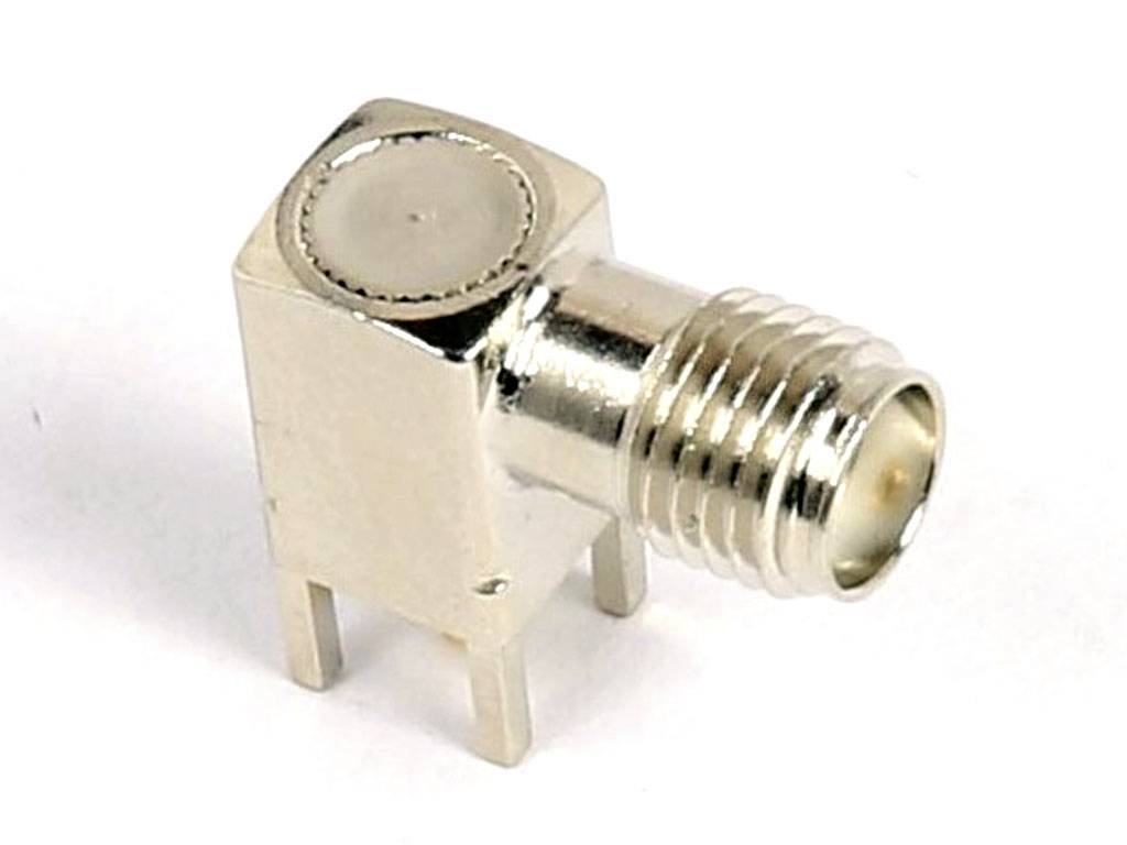 Ein silberner, rechtwinkliger HF-Anschlussstecker mit drei Pins, geeignet für Leiterplattenmontage.