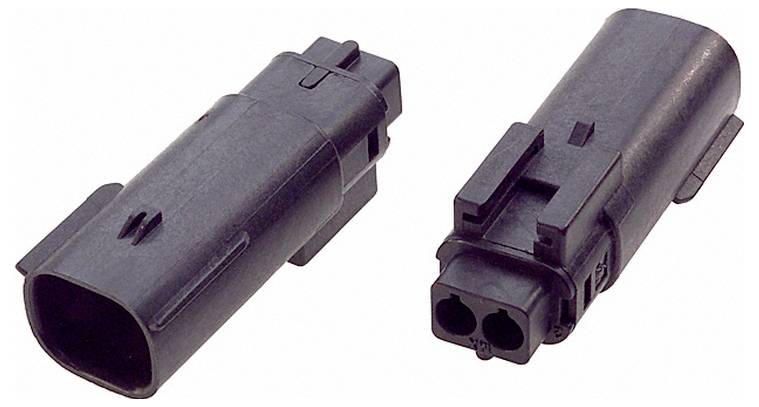 „Zwei schwarze Kfz-Elektrostecker mit rechteckiger Form und jeweils zwei Stiften, aus verschiedenen Winkeln dargestellt.