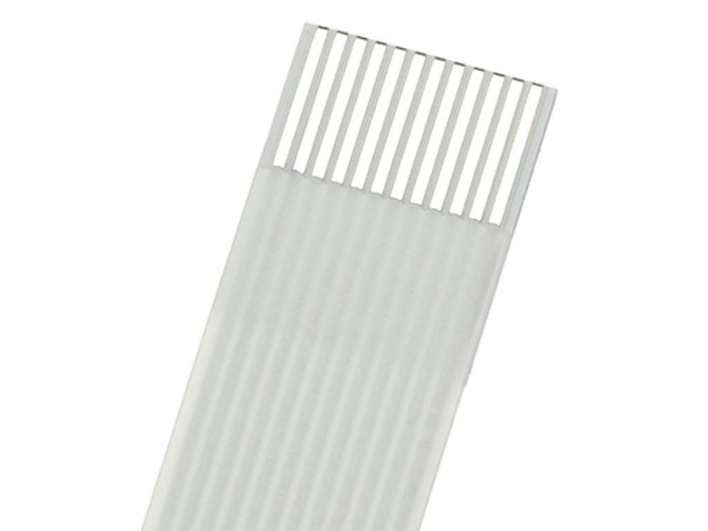 Ein weißes Kunststoffkammstück mit feinen, gleichmäßig verteilten Zähnen, leicht diagonal zur Bildfläche angeordnet.