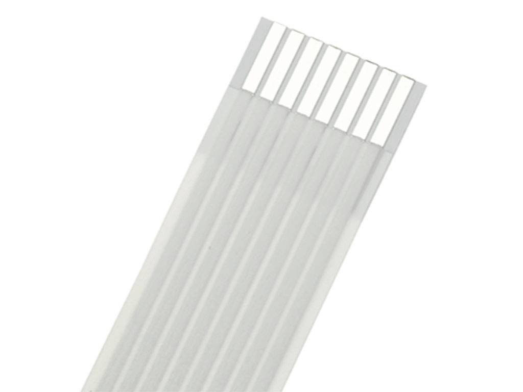 Flachbandkabel mit mehreren parallelen Drähten und silbernen Steckverbindungen am Ende, geeignet für elektronische Anwendungen.