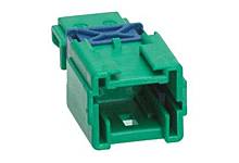 Grüner, rechteckiger Stecker mit blauem Einsatz, geeignet für elektrische Verbindungen in Automobilanwendungen.