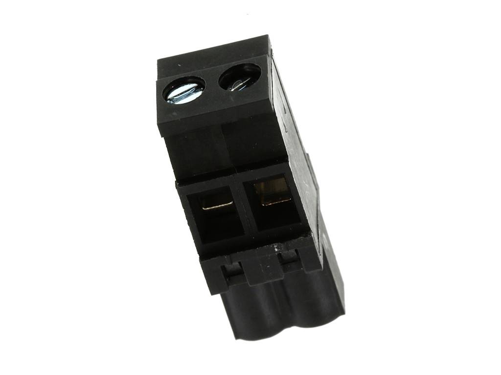 Ein schwarzer Kunststoffstecker mit zwei Kupferverbindungen.