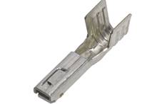 Metallische Crimp-Klemme mit U-förmigem Kontaktende, verwendet zur elektrischen Verbindung von Kabeln in elektronischen Geräten.