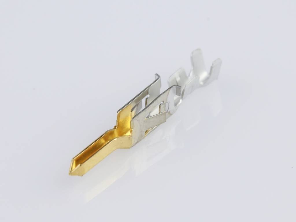 Ein Metallkontakt auf weißem Hintergrund, teils gold- und teils silberfarben, mit mehreren Verzweigungen am Ende.