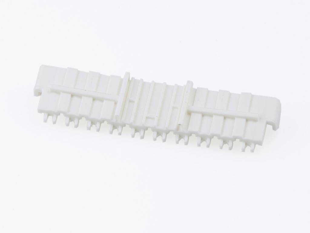 Weißer Kunststoffstecker mit mehreren Pins auf weißem Hintergrund.