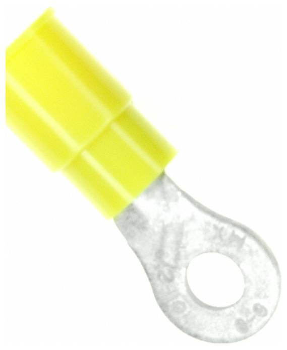 Eine Nahaufnahme einer gelben isolierten Ringöse mit einer Metallschleife, die zum Befestigen von Drähten an einem Pfosten in elektrischen Anwendungen verwendet wird.