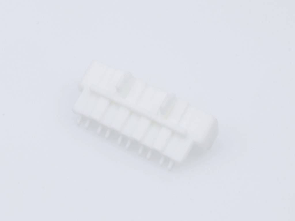 Ein weißer, rechteckiger elektronischer Stecker mit mehreren Pins, auf weißem Hintergrund.