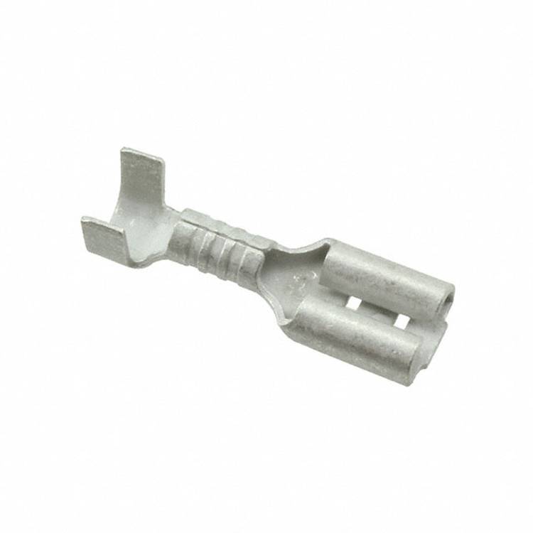 Ein metallischer Crimpverbinder mit gegabeltem Ende, entwickelt für elektrische Flachsteckhülsen. Der Verbinder ist versilbert und unisoliert.