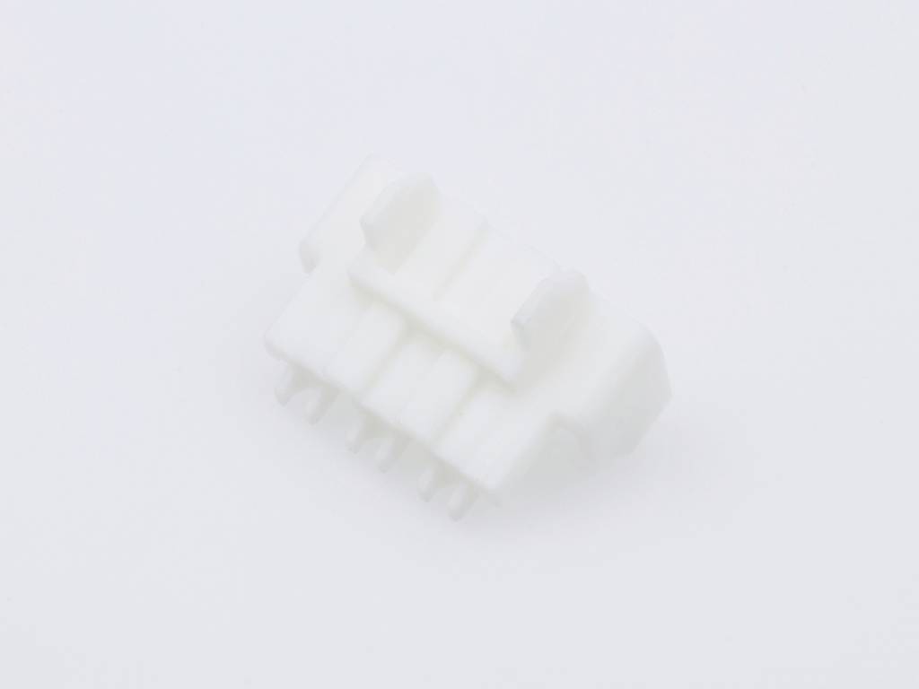 Ein weißer Kunststoff-Stecker mit mehreren metallischen Anschlusspins, auf einem hellen Hintergrund. Verwendet für elektrische Verbindungen.