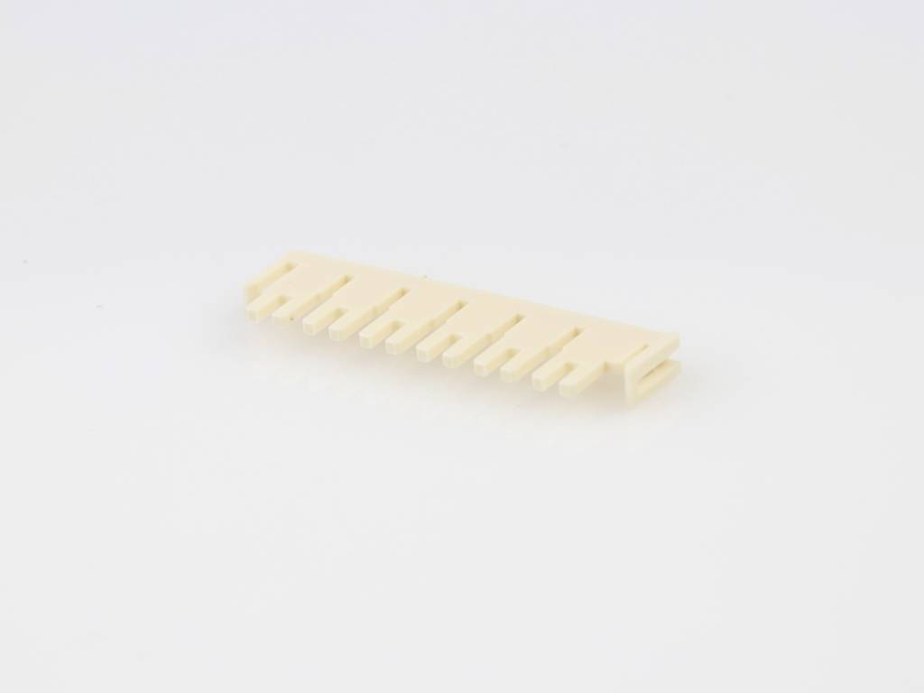 Ein beige Kunststoff-Bauteil mit mehreren Zähnen in einer Reihe, wahrscheinlich ein Verbinder oder Distanzhalter, auf weißem Hintergrund.