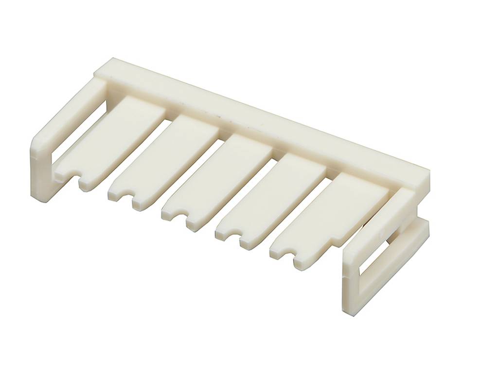 Ein beiger Plastikkamm mit sieben Zinken, horizontal liegend.