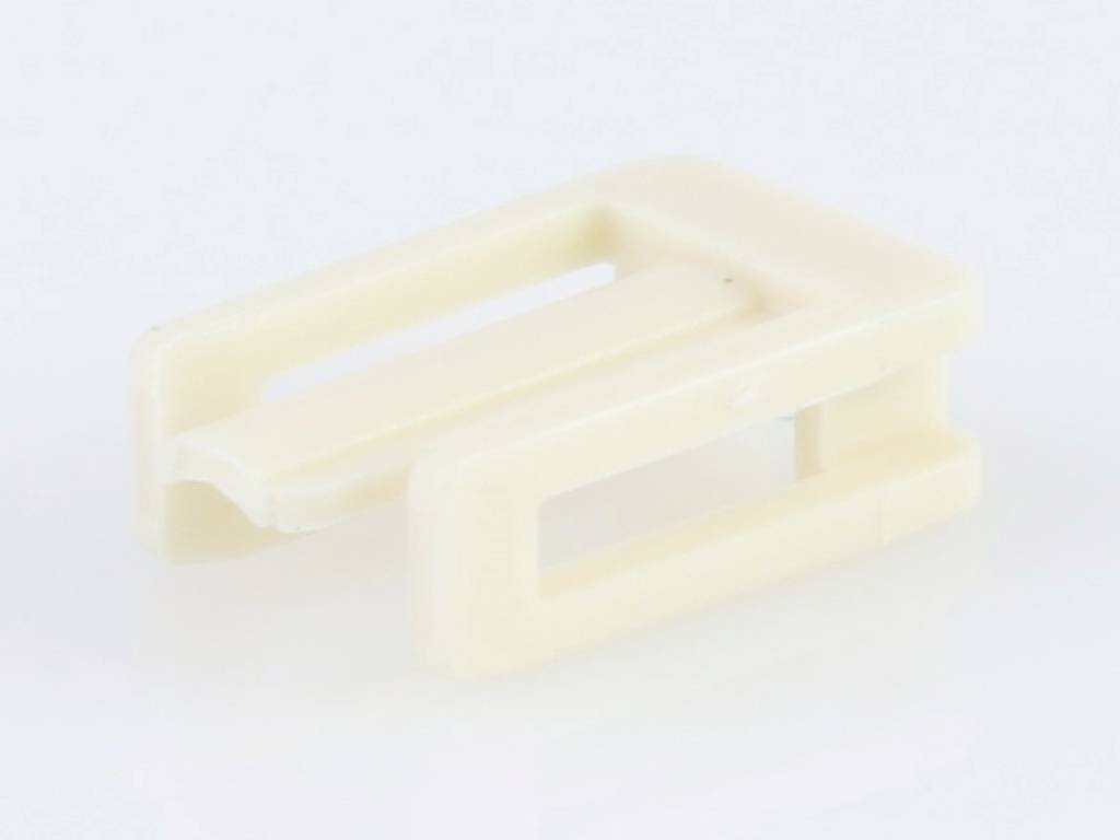 Weiße, rechteckige Plastikklammer mit zwei parallelen Schlitzen, liegt auf einer weißen Oberfläche.