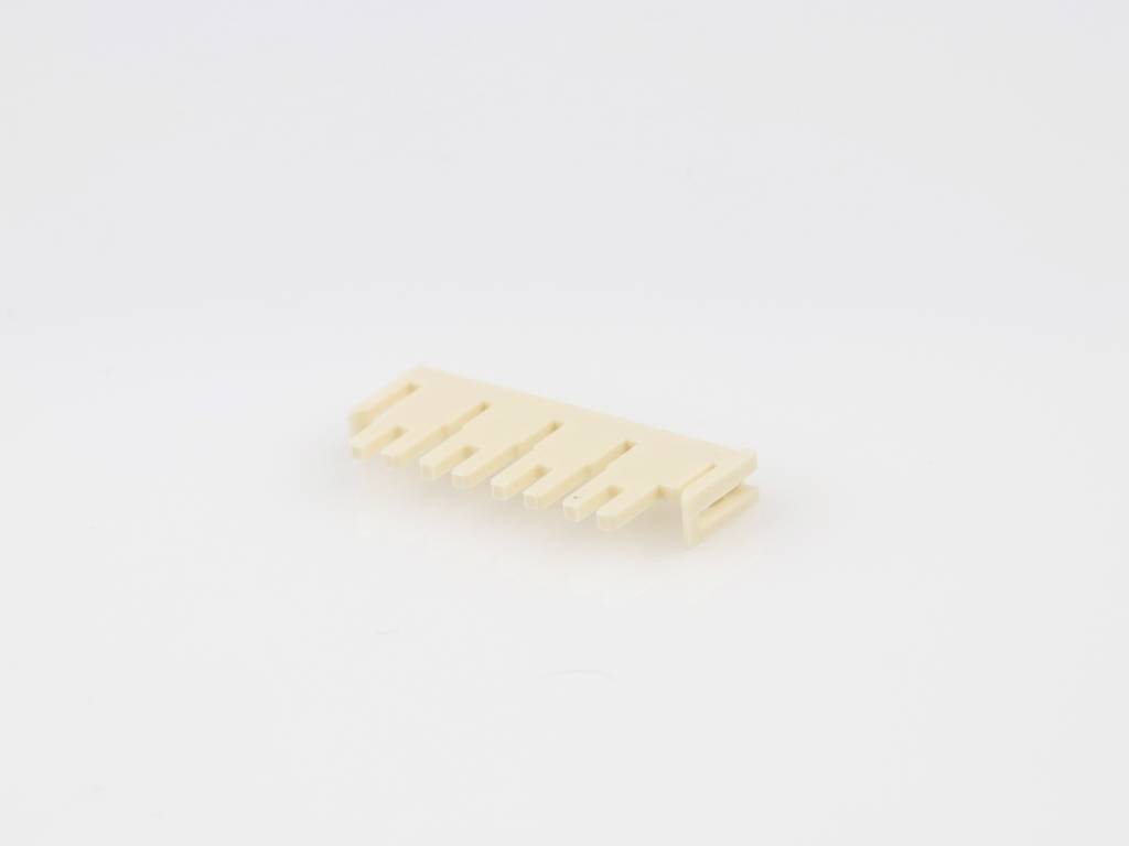 Plastikstecker mit sieben flachen Kontakten auf weißem Hintergrund.