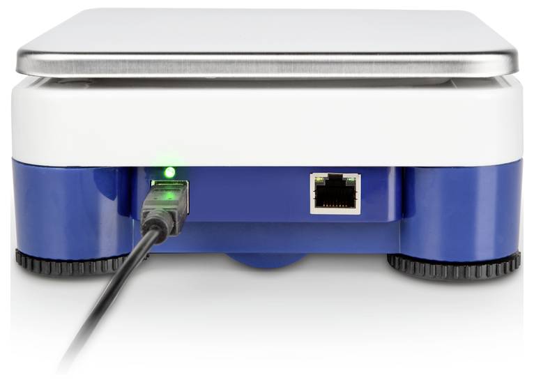 Ein elektrisches Gerät mit einem USB-Kabel, das an der Rückseite angeschlossen ist. Neben dem USB-Anschluss befindet sich ein Ethernet-Port.
