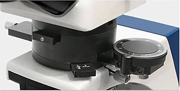 Mikroskop in Nahaufnahme, zeigt Details des Revolverkopfs und der Fokuskatze. Essentiell für Laboruntersuchungen und Forschung.