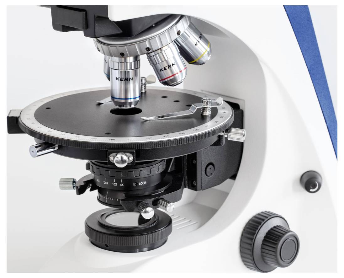 Ein Mikroskop mit mehreren Objektiven, darunter farbige Markierungen. Geeignet für Laboruntersuchungen und wissenschaftliche Analysen.