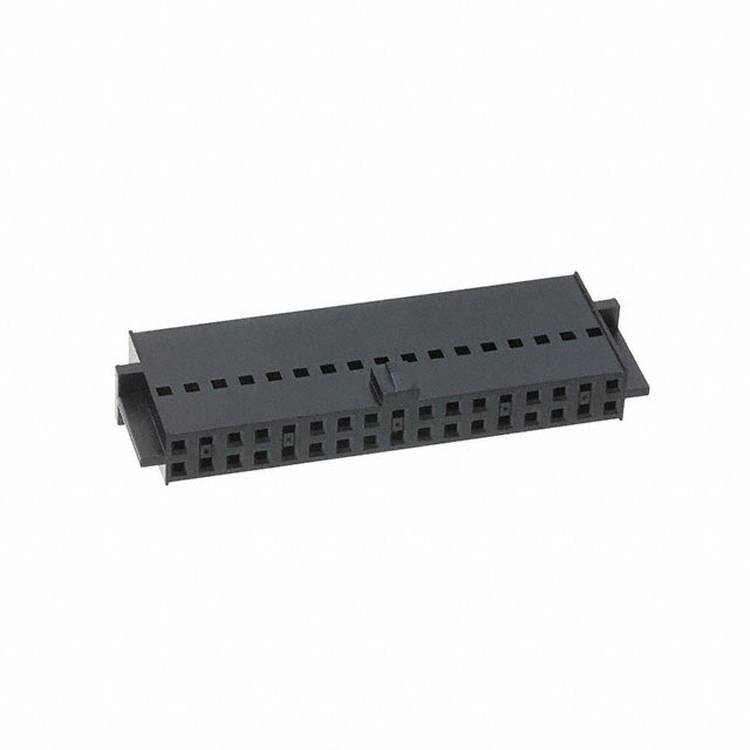 Ein schwarzer, rechteckiger Stecker mit mehreren horizontal angeordneten Schlitzen, geeignet für elektronische Geräte, dargestellt vor weißem Hintergrund.