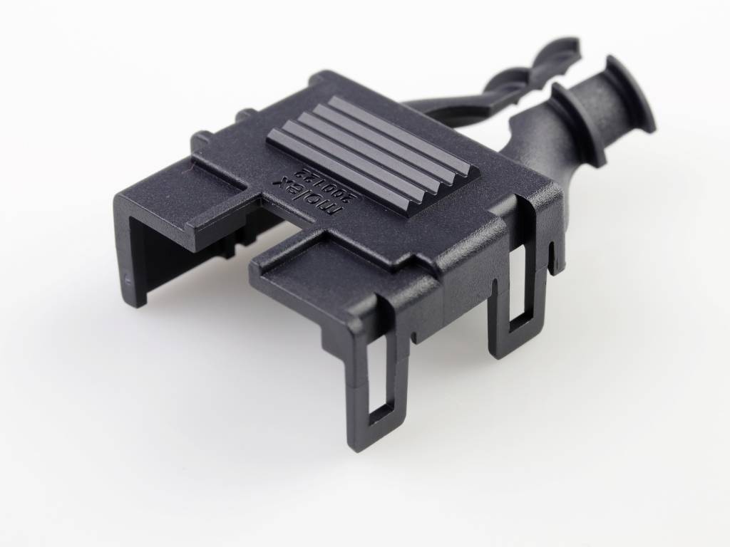 Ein schwarzer Kunststoffstecker mit zwei Öffnungen und einer Verriegelungsvorrichtung, verwendet für elektrische Verbindungen.